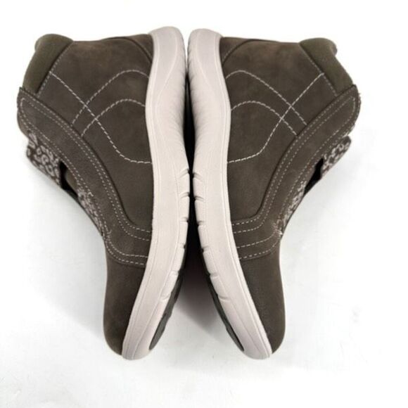 NIB Clarks Cloudsteppers Adella Bend Women's Ankle Bootie Dark Olive Size 8.5 - Picture 5 of 9